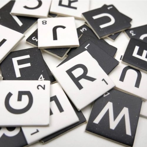 Dovecraft – Printed Letter Tiles Black White Scrabble kartonkikuviot 150 kpl 1