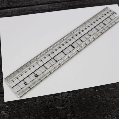 Tim Holtz Media Ruler Edge to Edge 12″ – Viivoitin metallireunoilla